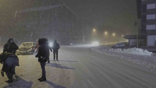 Uludağda yoğun kar var...Ekipler yolların kapanmaması için aralıksız çalışıyor