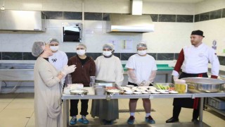 Üniversite öğrencileri Eskişehirin yöresel lezzetleri için mutfağa girdi