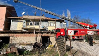 Uşakta evin çatısında çıkan yangın paniğe neden oldu