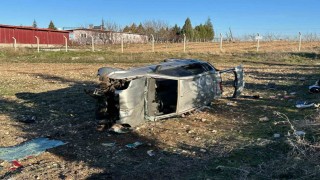 Uşakta otomobil tarlaya devrildi: 1i bebek 5 yaralı
