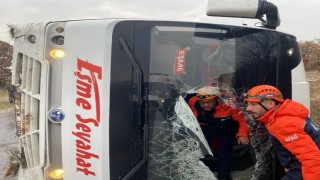 Uşakta yolcu taşıyan midibüs yan yattı: 5 yaralı