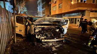 Üsküdarda park halindeki araç alev alev yandı: O anlar kamerada