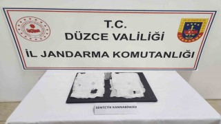Uyuşturucu maddeyi peçeteye emdirip ayakkabısına saklamış