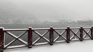 Uzungöl beyaz gelinliğini giydi, kar kalınlığı 15 santimetreye ulaştı