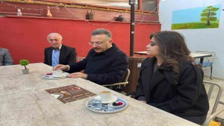 Vali Aksoy, işitme engelli genç girişimci kadının açtığı işletmede sabah kahvesini içti