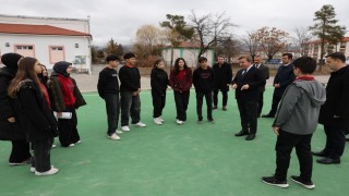 Vali Aydoğdu, Erzincan Lisesinde kauçuk zeminli spor alanını inceledi