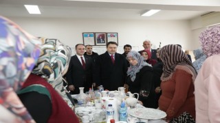 Vali Musa Işın, Aslanapa Halk Eğitim Merkezinde kursiyerlerle buluştu