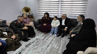 Vali Şimşek babası asker olan minik Gökçeyi daveti üzerine evinde ziyaret etti