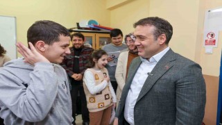 Vali Sözerden özel öğrencilere destek