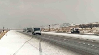 Van-Özalp yoluna dolu yağışı