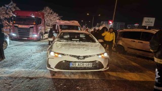 Vanda 4 aracın karıştığı kazada 4 kişi yaralandı