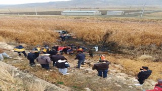 Vanda araç bataklığa uçtu: 5 yaralı