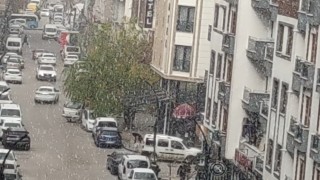 Vanda dolu yağışı şehri beyaza bürüdü