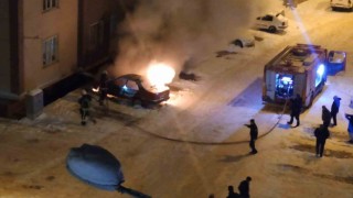 Vanda park halindeki otomobil alev alev yandı