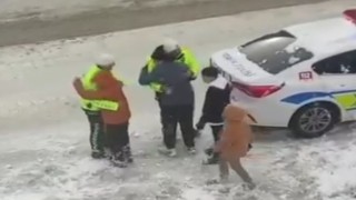 Vanda yürekleri ısıtan görüntüler: Trafik polisleri çocuklarla kartopu oynadı