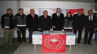 Vatandaşları bilgilendirmek için pazarda Sağlık için Balık konulu stant kuruldu