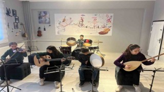 Vefalı eş, hayatını kaybeden kocasının anısına kütüphane ve müzik atölyesi kurdu