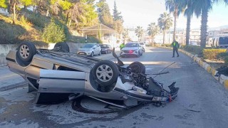 Virajı alamayan otomobil refüjdeki aydınlatma direğine çarpıp takla attı: 2 yaralı