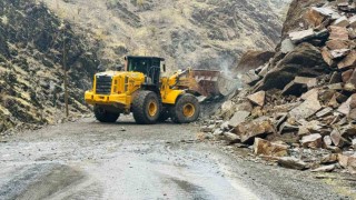 Yağış sonrası kopan kaya parçaları yolu ulaşıma kapattı