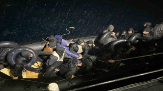 Yağmurun altında denizde sürüklenen göçmenlere sahil güvenlik yetişti