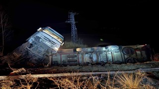 Yaralıya yardım etmek istedi, emniyet şeridindeki otomobiline ticari araç çarptı: 4 yaralı