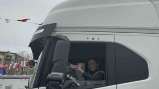 Yardım konvoyuna kadın eli değdi