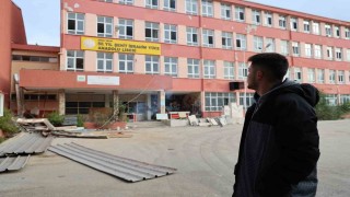 Yarım asırlık okulda yıkım çalışmaları başladı: Mezunlar son kez hüzünle gezdi