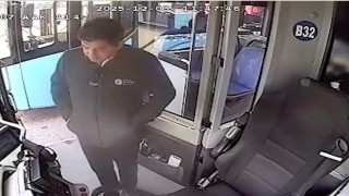 Yaşlı adamın otobüste unuttuğu içinde 4 bin euro olan çantanın başında adeta nöbet tuttu