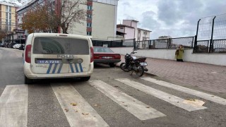 Yayaya yol verirken, arkadan motosiklet çarptı