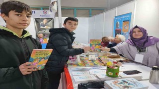 Yazar öğretmen kitap fuarında öğrencilerle buluştu