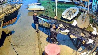 Yelken kulübüne kaçak tekne operasyonu