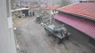 Yerde yatan karısının kafasına tekme attı