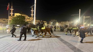 Yılbaşına saatler kala atlı polisler İstiklal Caddesinde devriyede
