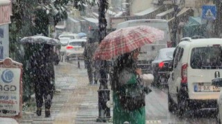 Yılın son kar yağışı 5 dakikada Bartını beyaza bürüdü