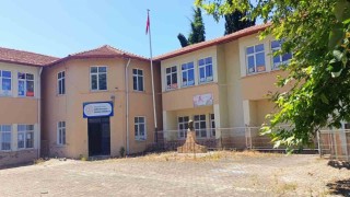 Yıllar önce kapısına kilit vurulan İlk ve Ortaokulu yıkılıyor