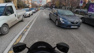 Yoğun trafikte ters yöne giren sürücü tehlikeye davetiye çıkardı