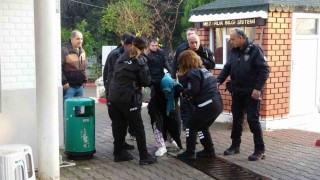 Yola bıraktığı çanta polisi alarma geçirdi, gözaltına alınırken güçlük yaşattı