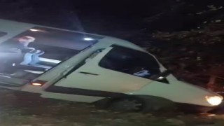 Yolcu minibüsü şarampolde asılı kaldı, faciadan dönüldü