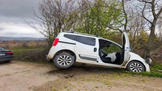 Yoldan çıkan otomobil ağaca çarptı: 2si çocuk 4 kişi yaralandı