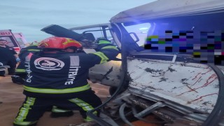 Yoldan çıkan sürücü seyir halindeki tıra çarptı