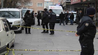 Yoldan geçenleri bıçakladı: 1i ağır 3 yaralı