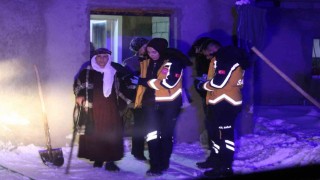 Yolların kapalı olduğu mezrada 70 yaşındaki hasta 112 ekiplerince hastaneye ulaştırıldı