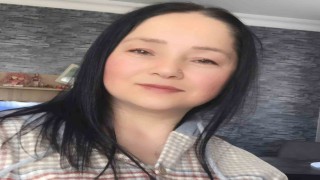 Yolun karşısına geçemeye çalışan kadın, otomobilin çarpması neticesinde hayatını kaybetti