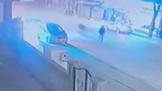 Yolun karşısına geçmek isteyen çocuğa motosiklet çarptı... O anlar kamerada