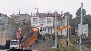 Yük boşaltan kamyon askıda kaldı