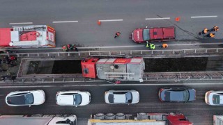 Yüksek gerilim tellerine ramak kala, itfaiye aracı köprü arasında sıkıştı: 3 personel yaralı