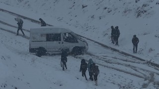 Yüksekova yoğun kara teslim oldu