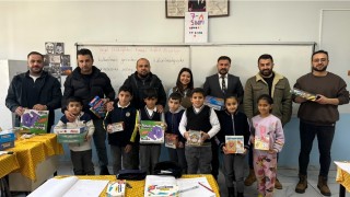 Yüksekovada 16 okula 440 farklı eğitim ve zeka oyunu seti ile kırtasiye malzemesi hediye edildi