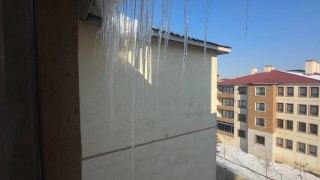 Yüksekovada buz sarkıtları 2 metreyi geçti