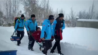 Yüksekovada kar esaretinde zamanla yarış: 76 yaşındaki KOAH hastası için seferber oldular